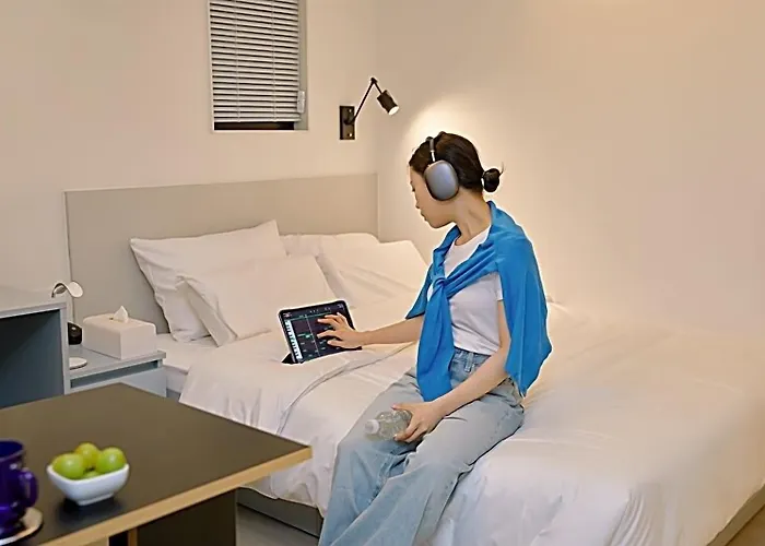 Anook Sinchon Hotel *
